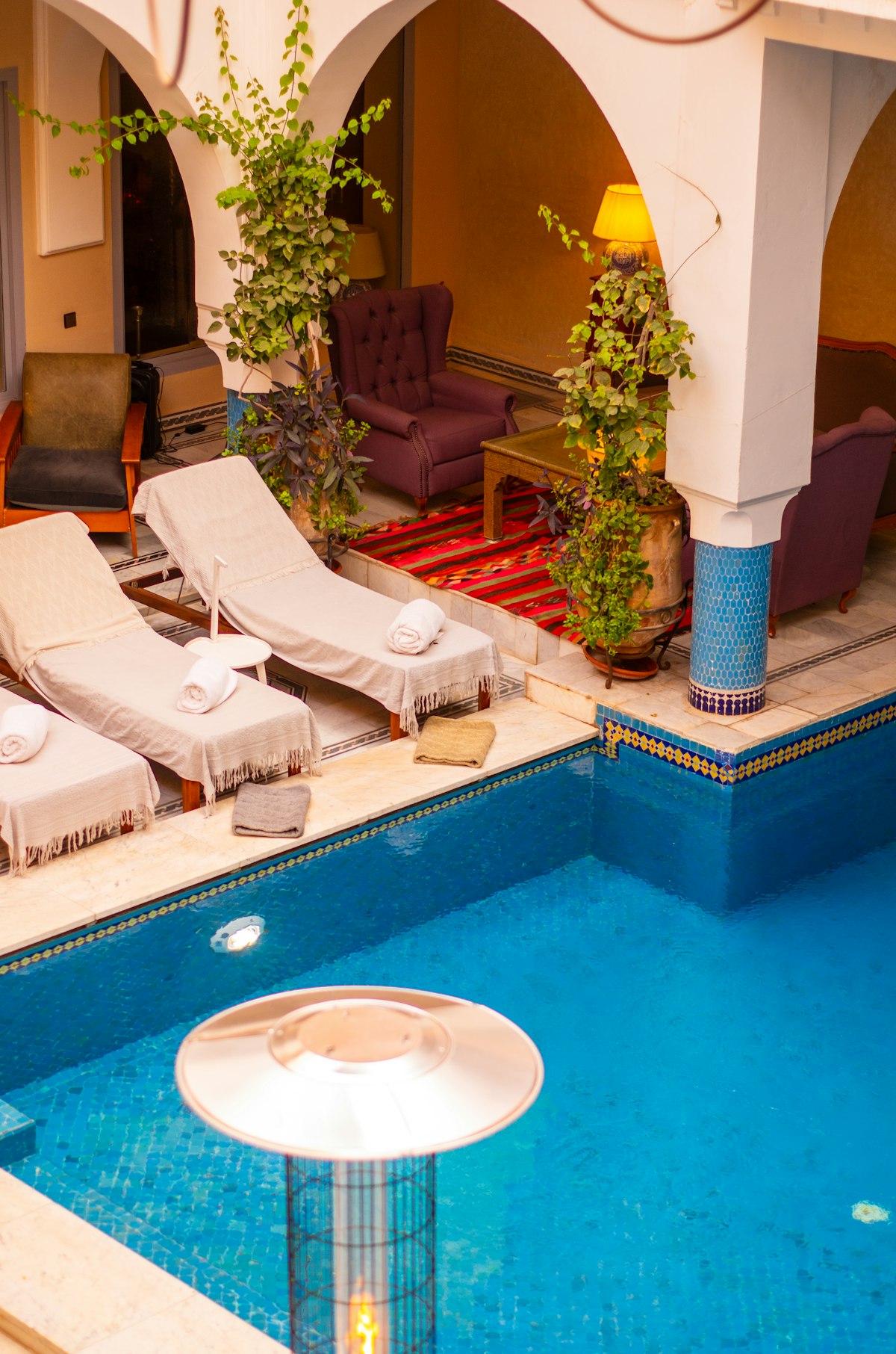 Piscine à Marrakech — photographie d’illustration, lieu différent du camp